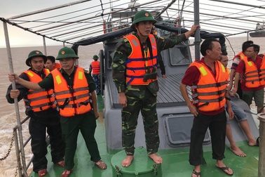 Vụ chìm tàu cá khiến nhiều người mất tích: Huy động 5 tàu lớn tiếp tục tìm kiếm