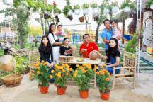 Quyền Linh đưa vợ con thăm nhà vườn hàng nghìn m2 của em trai Quyền Lộc