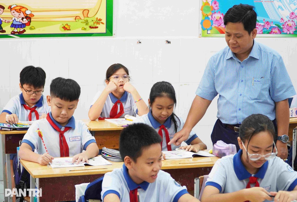 Kromě bezplatných lekcí, jaký vzdělávací obsah je stále zpoplatněn? - 1 Ngoài các tiết học được miễn phí, nội dung giáo dục nào vẫn thu tiền? - 1