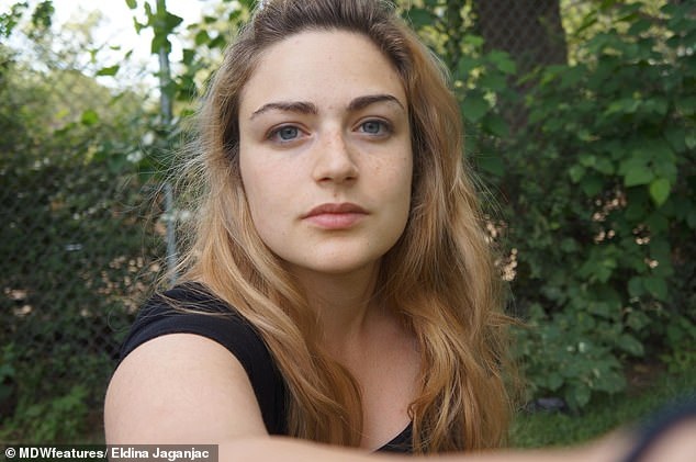 Câu chuyện về cô gái... không cạo râu thu hút sự chú ý - 4 Câu chuyện về cô gái... không cạo râu thu hút sự chú ý - 4