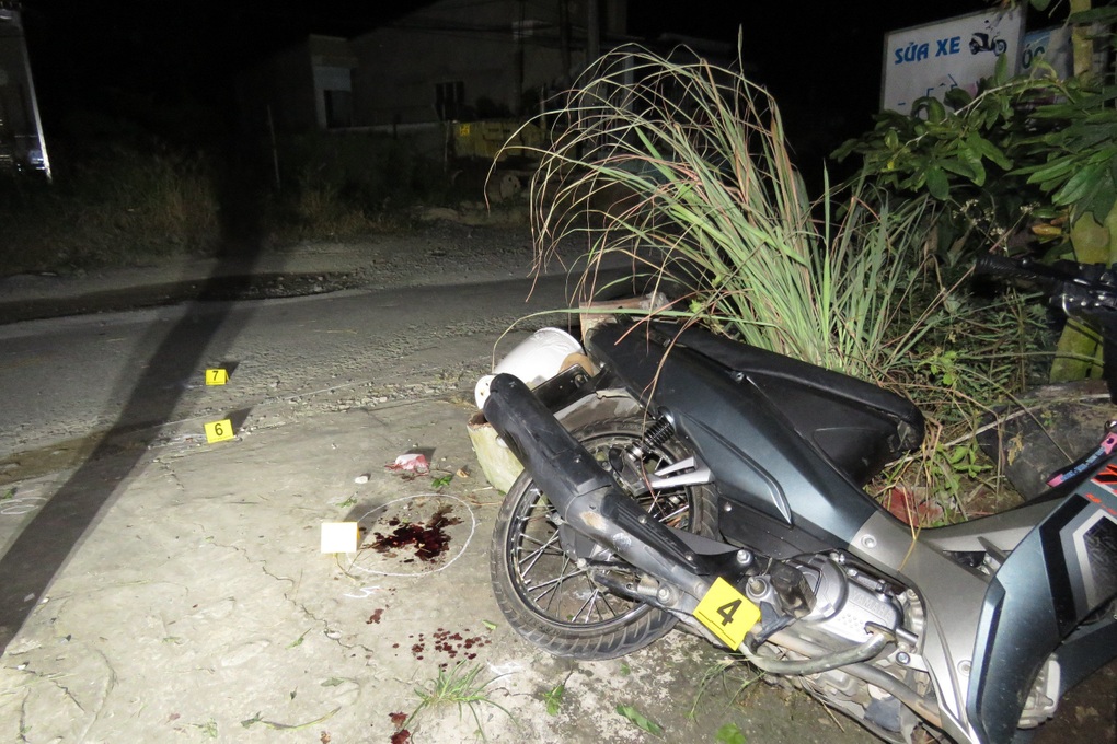 Bỏ chạy khi bị dừng xe, vung dao chém công an truy đuổi - 1 Bỏ chạy khi bị dừng xe, vung dao chém công an truy đuổi - 1