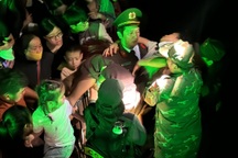 Giải cứu bà bầu ngất xỉu giữa "biển người" tại lễ hội ánh sáng