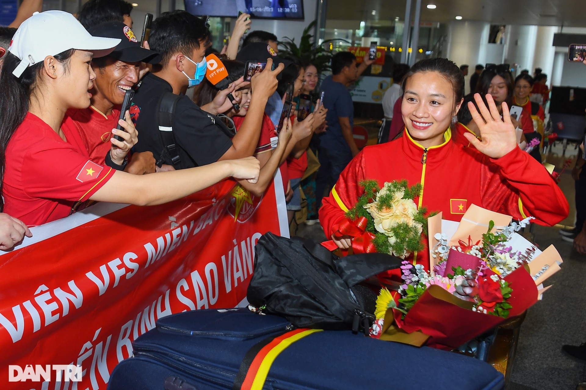 Tuyển nữ Việt Nam rạng rỡ ngày về nước, HLV Mai Đức Chung nhận quà đặc biệt - 10
