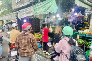 TPHCM: Giá rau xanh tăng vì hàng trăm khu chợ tạm đóng cửa