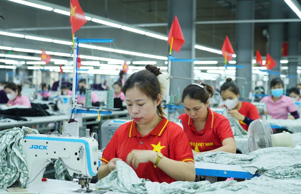 Xưởng sản xuất ngập tràn cờ Tổ quốc, hàng nghìn công nhân cùng hát quốc ca - 3 Xưởng sản xuất ngập tràn cờ Tổ quốc, hàng nghìn công nhân cùng hát quốc ca - 3