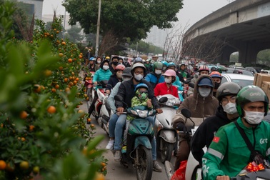 Người dân lỉnh kỉnh đồ đạc rời Hà Nội về quê ăn Tết