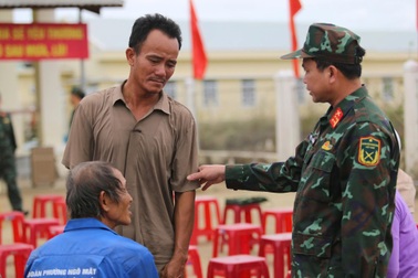 Bộ đội thần tốc giúp người dân vùng lũ xây nhà mới kịp đón Tết