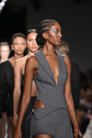 Chi tiết cắt xẻ thổi làn gió mới cho thời trang công sở - 8