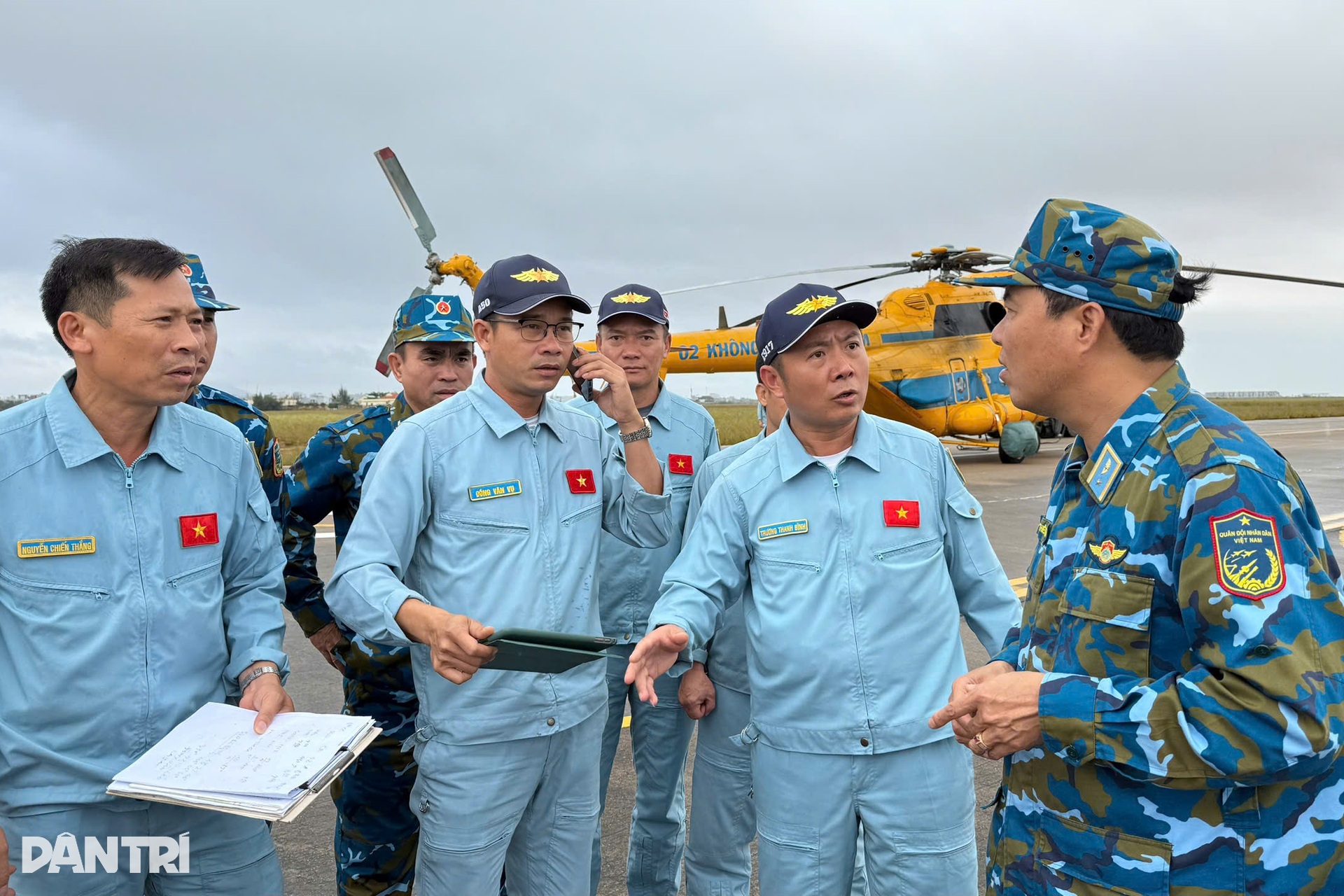 Trực thăng cất cánh liên tục, đưa hàng cứu trợ đến tay người dân miền Trung - 1 Trực thăng cất cánh liên tục, đưa hàng cứu trợ đến tay người dân miền Trung - 1