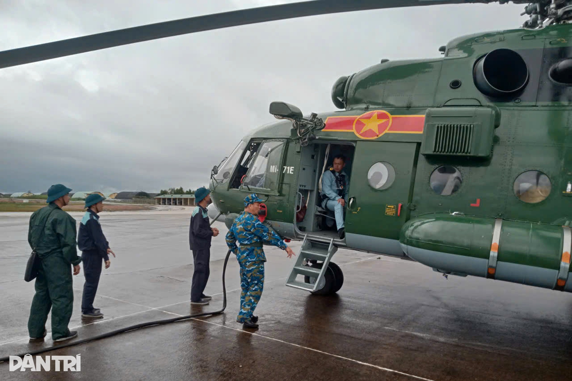 Trực thăng cất cánh liên tục, đưa hàng cứu trợ đến tay người dân miền Trung - 4 Trực thăng cất cánh liên tục, đưa hàng cứu trợ đến tay người dân miền Trung - 4