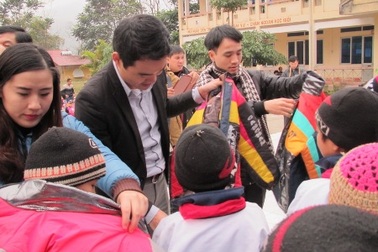 Sinh viên ĐH Mỏ - Địa chất tặng quà Tết học sinh nghèo vùng cao