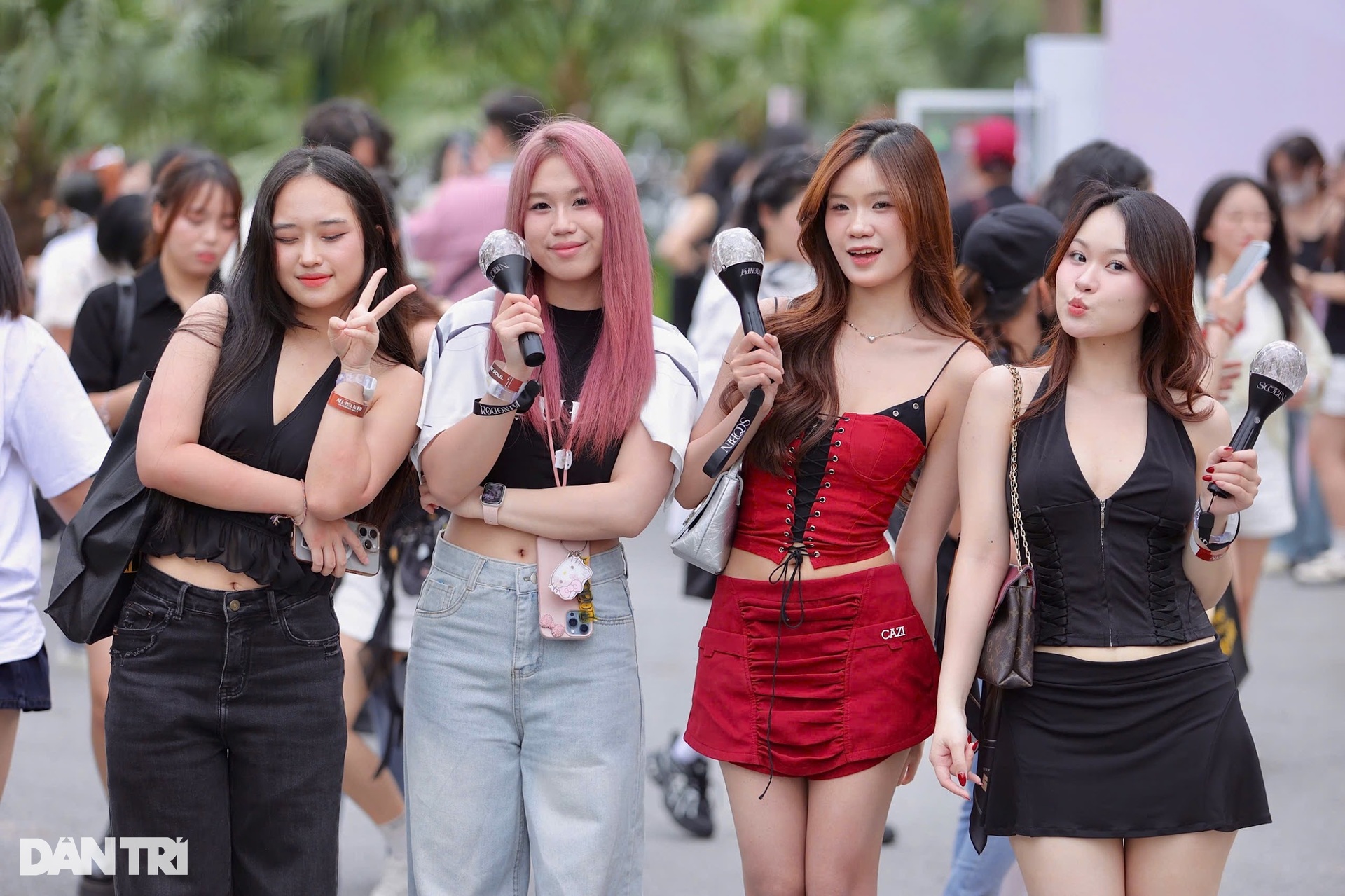 Giới trẻ mặc váy cưới, hóa trang thành… quả chuối tại concert SOOBIN - 11 Giới trẻ mặc váy cưới, hóa trang thành… quả chuối tại concert SOOBIN - 11