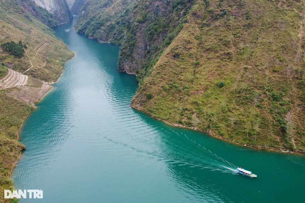 Hà Giang phản hồi việc du khách mặc trang phục nước ngoài trên sông Nho Quế - 2 Hà Giang phản hồi việc du khách mặc trang phục nước ngoài trên sông Nho Quế - 2