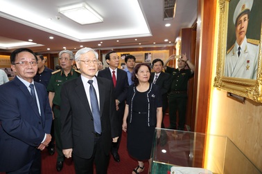 Tổng Bí thư thắp hương tưởng niệm Đại tướng Nguyễn Chí Thanh