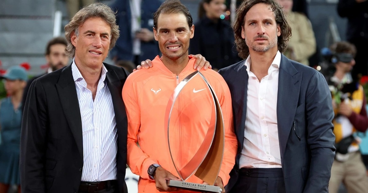 Nadal nhận chiếc cúp kỷ niệm từ ban tổ chức (Ảnh: Tennis.com).
