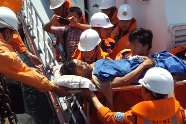 Vượt hơn 400 hải lý cứu ngư dân bị toác xương chân ở Trường Sa