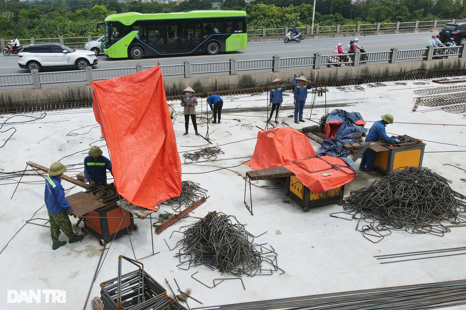 Cảnh hợp long nhịp cầu cạn cuối cùng dự án cầu Vĩnh Tuy giai đoạn 2 - 5 Cảnh hợp long nhịp cầu cạn cuối cùng dự án cầu Vĩnh Tuy giai đoạn 2 - 5