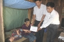 Món quà đầu tiên đến với người mẹ gần 90 tuổi nuôi con bại liệt