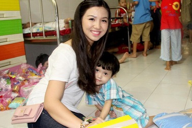 Em gái hoa hậu Jennifer Chung thay mặt chị đi từ thiện 