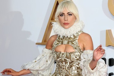 Lady Gaga mặc váy cầu kỳ đi quảng bá phim