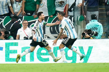 Messi và các đồng đội quậy tưng trong phòng thay đồ sau trận thắng Mexico