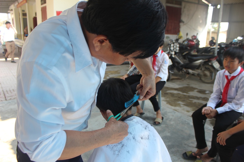 “Hiệu cắt tóc không đồng” dành cho học trò nghèo - 4 “Hiệu cắt tóc không đồng” dành cho học trò nghèo - 4