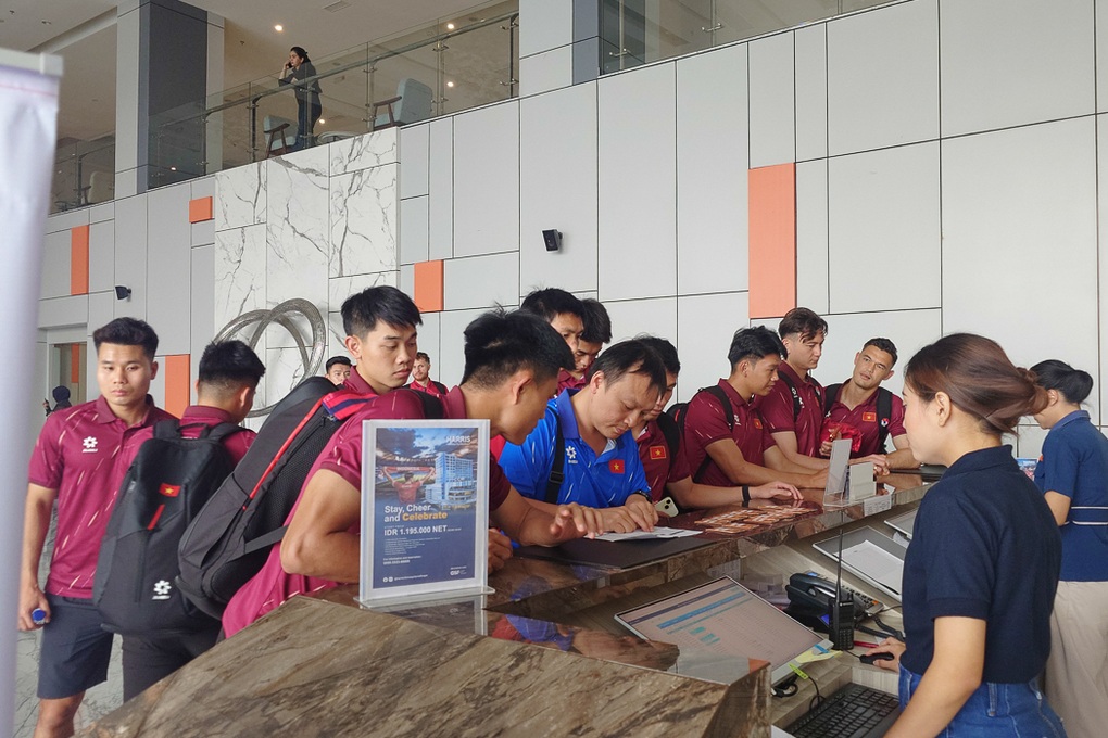 CĐV Indonesia bắn pháo hoa quanh khách sạn của tuyển Việt Nam lúc rạng sáng - 1