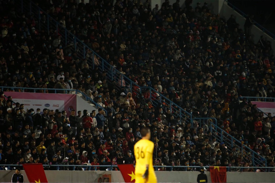 Cổ động viên phủ đỏ khán đài trong trận đấu của tuyển Việt Nam - 9