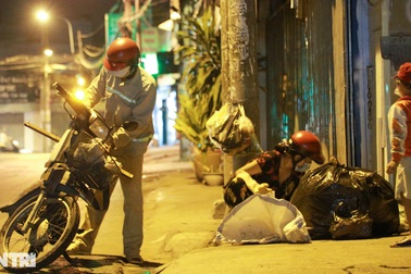 Thất nghiệp do dịch Covid-19: Cả gia đình trắng đêm đi nhặt ve chai