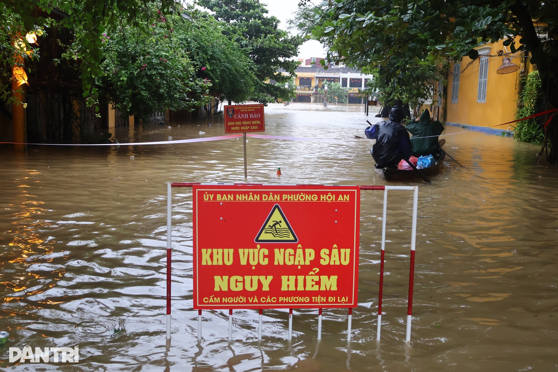 Lũ lên nhanh, người dân phố cổ Hội An khẩn trương sơ tán trong đêm - 1 Lũ lên nhanh, người dân phố cổ Hội An khẩn trương sơ tán trong đêm - 1