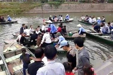 Hỗn loạn tại bến đò Tràng An, du khách ngã sông suýt chết đuối