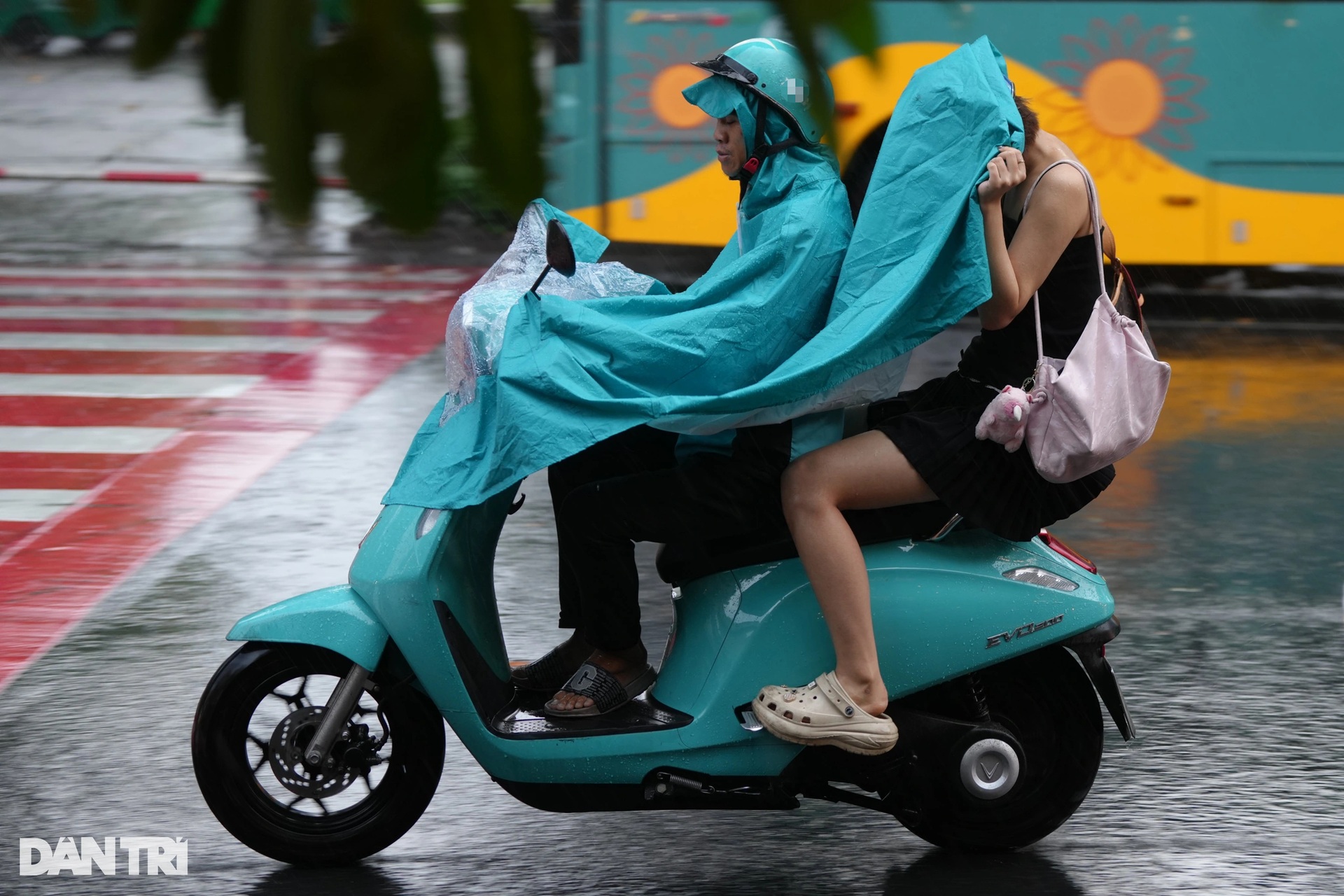 Cơn mưa vàng giải nhiệt cho TPHCM sau những ngày nắng nóng - 8 Cơn mưa vàng giải nhiệt cho TPHCM sau những ngày nắng nóng - 8