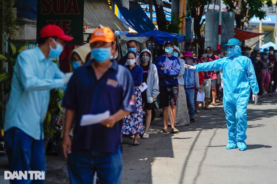 Người dân TPHCM sinh hoạt thế nào ở khu vực giãn cách, phong tỏa? - 3 Người dân TPHCM sinh hoạt thế nào ở khu vực giãn cách, phong tỏa? - 3