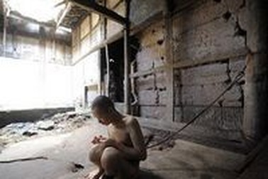 Xích con trai bị tâm thần trong nhà kho suốt 23 năm