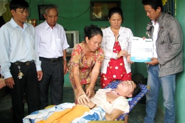 Hơn 27 triệu đồng đến với gia đình "bố nằm liệt giường, hai con nghỉ học phụ mẹ mưu sinh"