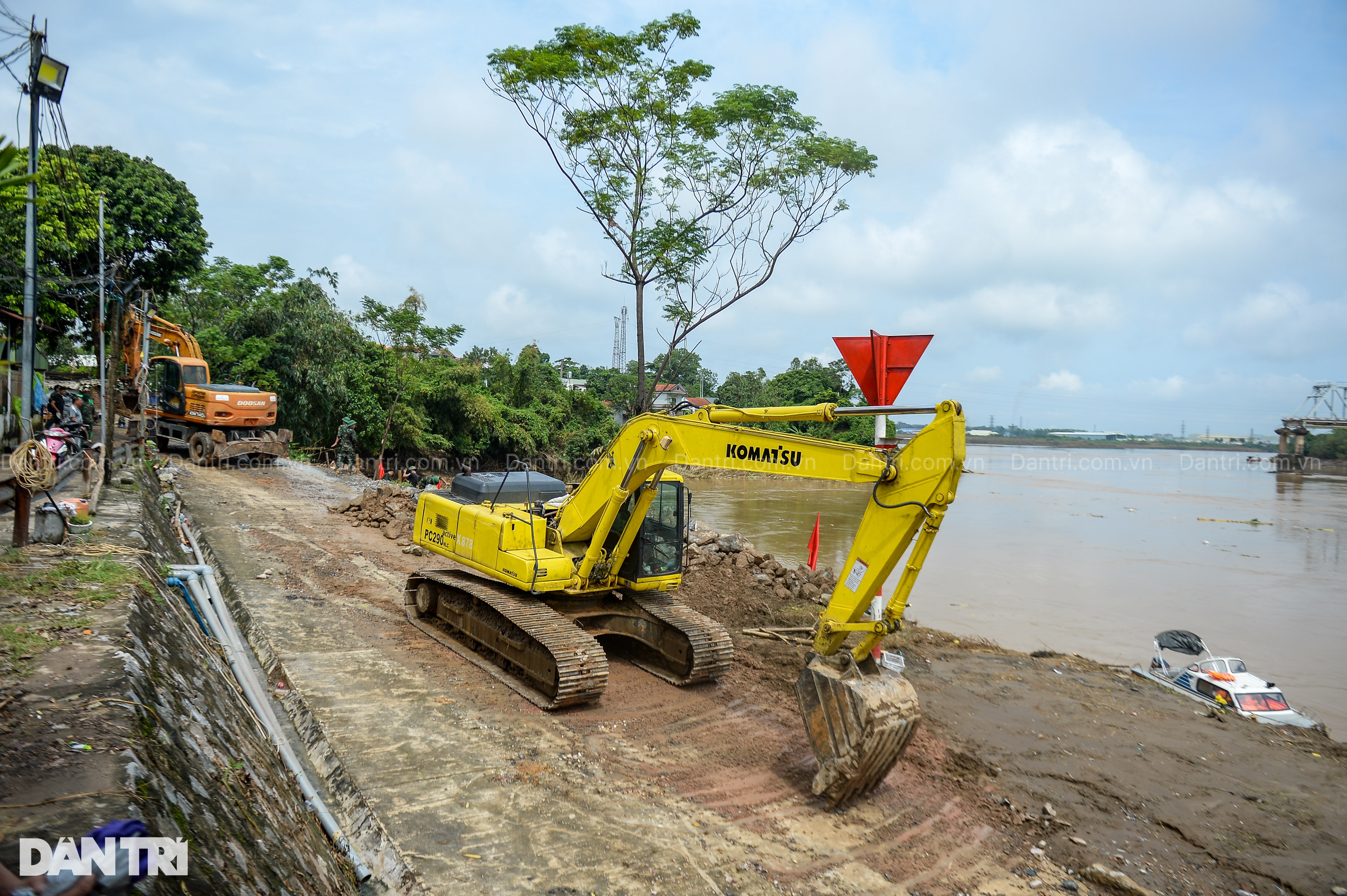Quân đội tiến hành những bước đầu tiên để lắp cầu phao thay cầu Phong Châu - 1 Quân đội tiến hành những bước đầu tiên để lắp cầu phao thay cầu Phong Châu - 1