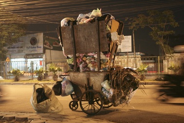 Những xe rác tự chế “đặc biệt” ở thủ đô