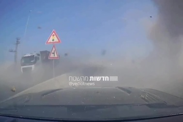 Khoảnh khắc tên lửa Iran lao xuống nổ lớn trước mặt một tài xế Israel