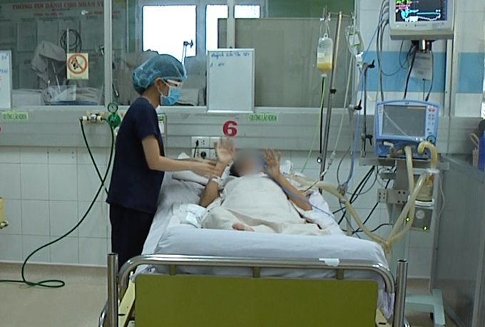 Anh trai 2 bệnh nhân ngộ độc nặng, điều trị tại BV Bệnh Nhiệt đới TP.HCM cũng sụp mi sau khi ăn Pate Minh Chay - Ảnh 4. Anh trai 2 bệnh nhân ngộ độc nặng, điều trị tại BV Bệnh Nhiệt đới TP.HCM cũng sụp mi sau khi ăn Pate Minh Chay - Ảnh 4.