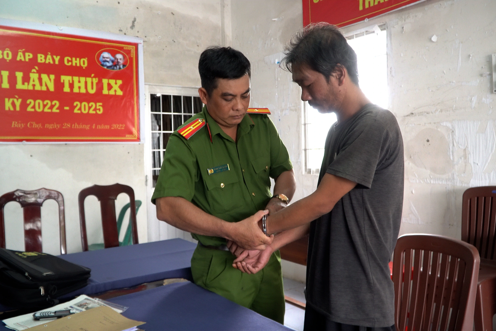Bắt giam người cha dùng thanh sắt đánh vào đầu con trai 6 tuổi - 1 Bắt giam người cha dùng thanh sắt đánh vào đầu con trai 6 tuổi - 1