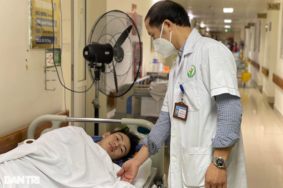 Xót xa số phận nghiệt ngã của cậu bé người Dao làm phụ hồ nuôi em gái nhỏ - 1 Xót xa số phận nghiệt ngã của cậu bé người Dao làm phụ hồ nuôi em gái nhỏ - 1