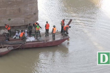 "Người nhái" lặn trục vớt bom dưới chân cầu Long Biên