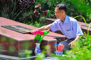 Người chăm giấc ngàn thu nơi ngàn mộ liệt sỹ khuyết danh