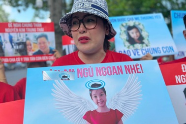 Mẹ đơn thân 3 con khóc nấc không tin người cha để con gái bị đánh, lột trần