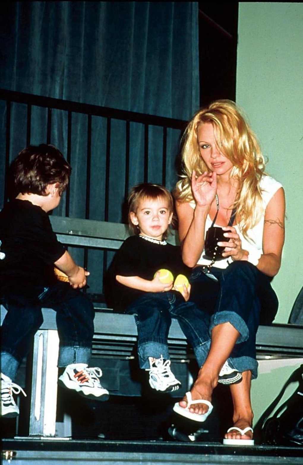 Con trai Pamela Anderson thương mẹ cả đời nợ nần sau vụ lộ clip nóng - 2 Con trai Pamela Anderson thương mẹ cả đời nợ nần sau vụ lộ clip nóng - 2