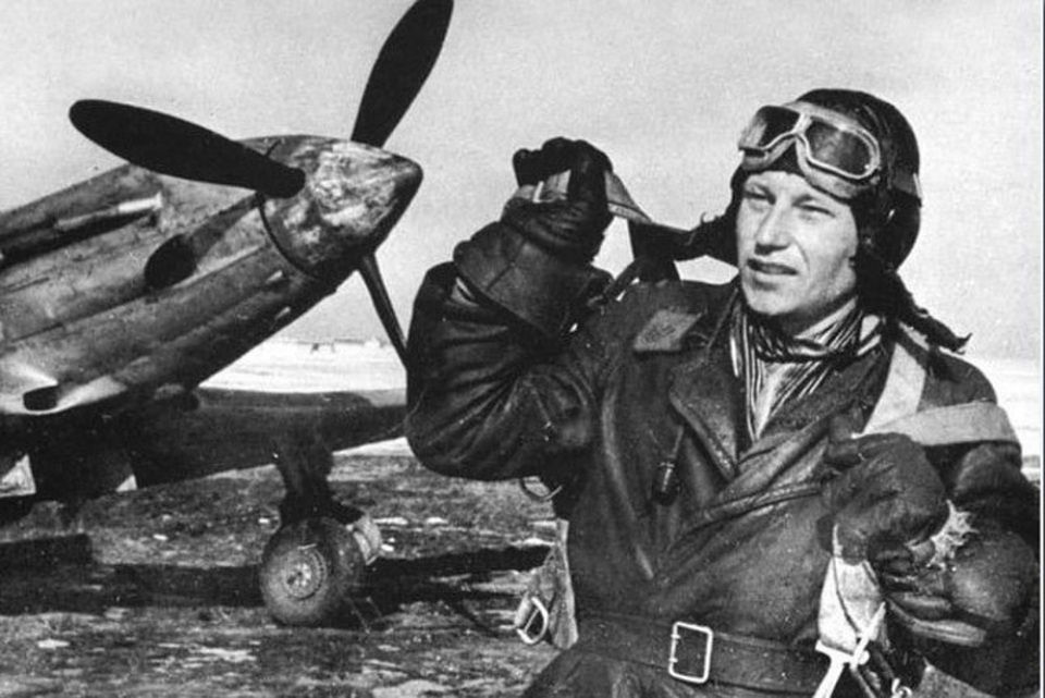 Phi công duy nhất trong lịch sử được cả Hitler và Stalin trọng thưởng - 1 Phi công duy nhất trong lịch sử được cả Hitler và Stalin trọng thưởng - 1