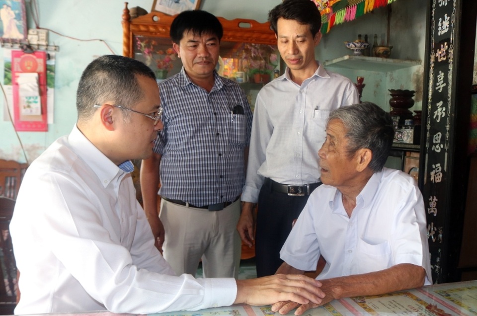 Chủ tịch tỉnh Phú Yên thăm, tặng quà mẹ liệt sĩ và các gia đình có công - 2 Chủ tịch tỉnh Phú Yên thăm, tặng quà mẹ liệt sĩ và các gia đình có công - 2