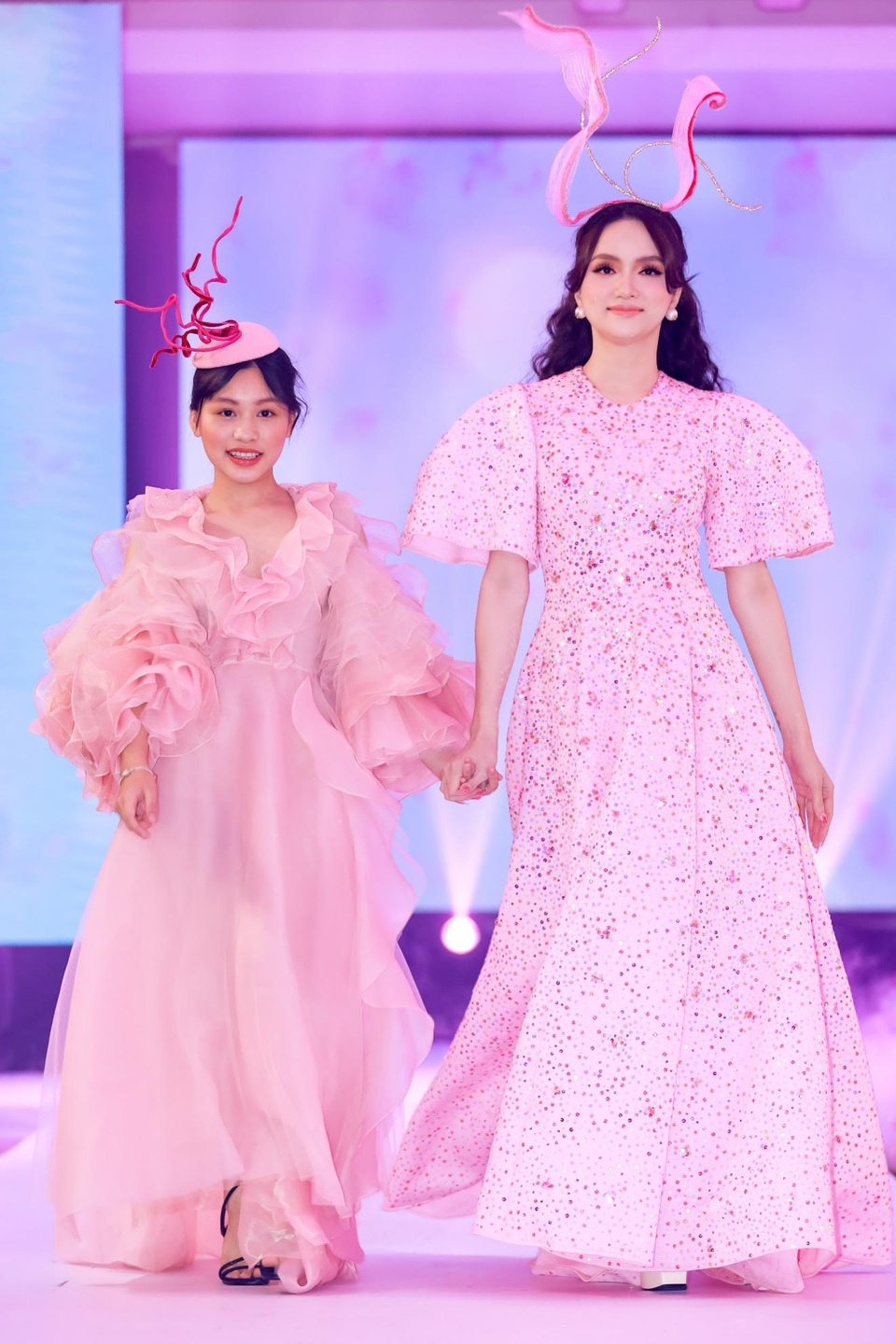 Hoa hậu Hương Giang tái xuất sàn diễn hậu scandal bị tẩy chay - 1