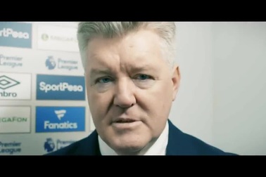 Gary Neville bỗng dưng "mất tích" sau khi Liverpool vô địch