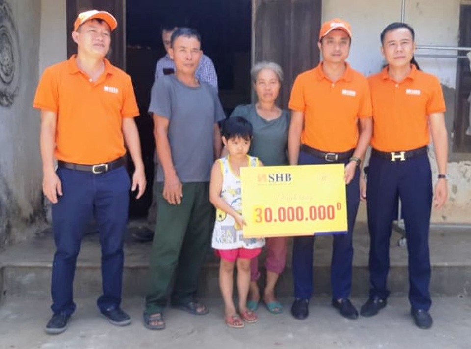 Hơn 30 triệu đồng tiếp tục đến với hoàn cảnh khó khăn - 1 Hơn 30 triệu đồng tiếp tục đến với hoàn cảnh khó khăn - 1